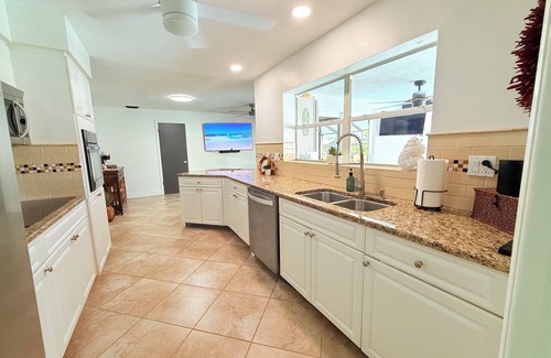 Caloosahatchee House | 3-bedroom 3-bathroom house "Waterfront Oasis & Boat" NEW in Cape Coral