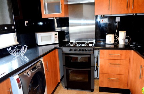 North Glasgow Apartment | 3 BEDROOM APARTMENT 5 beds + sofa bed - Ideal for corporate employees