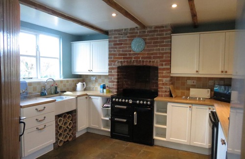 Heathfield Cottage | 3 bedroom cottage. Lovely walks. Cozy woodburning fire
