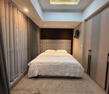 Bonifacio Global City House | 3 Bedroom Executive Suite Room with Excellent View of the City Skyline