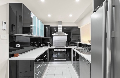 Howrah House | 3 Bedroom House - City Views - Howrah