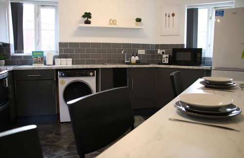 Cheetham Hill House | 3 Bedroom House Close to City Centre/Free Parking