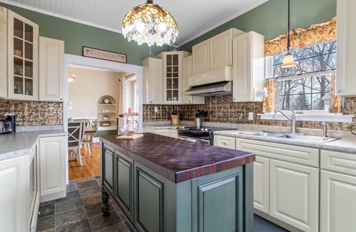 Farmington House | 3-bedroom house in nice downtown Farmington with AC, WiFi, nice outdoor spaces!