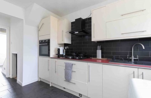 Holbrooks House | 3 Bedroom House with Private Driveway