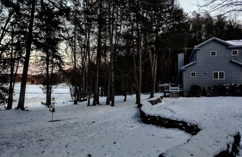 Dexter House | 3-bedroom lake house, medical cannabis WiFi, kayaks, dock, walking trail & more