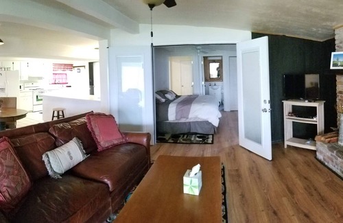 Hampton House | 3 Bedroom Lakeview Cottage w/lake & dock access