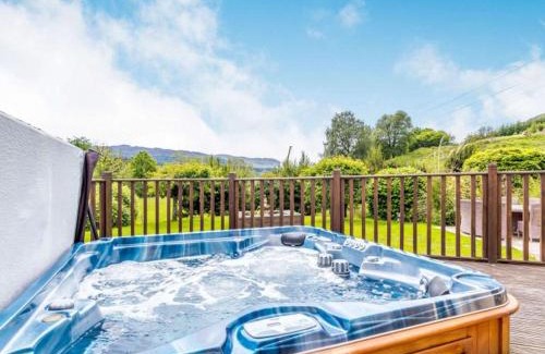 Killin Villa | 3 Bedroom luxury home, hot tub, stunning views of Killin, sitting on the River Dochart