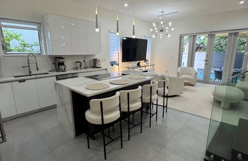 Coconut Grove House | 3-bedroom Luxury Townhouse w Private Pool and Parking