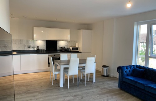 Bowes Apartment | 3 Bedroom Modern Apartment in London