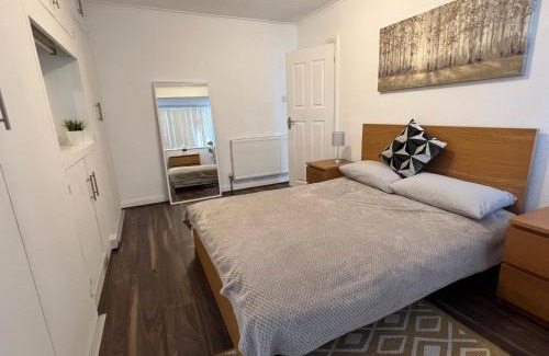 North Finchley House | 3 Bedroom modern house 15 min to tube, shops near by