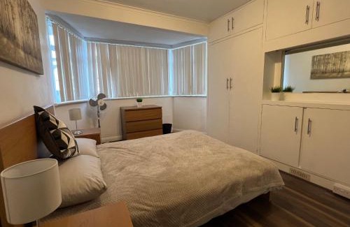 North Finchley House | 3 Bedroom modern house 15 min to tube, shops near by