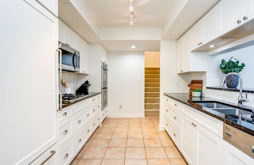 The Blue Mountains Apartment | 3 Bedroom Mountain Walk Condo, Steps to Village