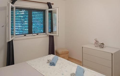 Central Dalmatia Apartment | 3 Bedroom Nice Apartment In Dugi Rat