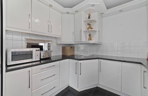 Sunningdale House | 3 Bedroom Spacious Bungalow Sunningdale Lodge Ascot Racecourse