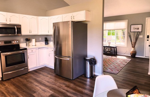 Clive House | 3+ bedroom split level house in the heart of all Clive amenities
