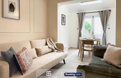 Oxford City Centre House | 3 Bedroom Stylish Oxford Townhouse Near The University By Spencer And Jackson Short Lets & Serviced Accommodation