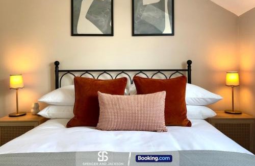Oxford City Centre House | 3 Bedroom Stylish Oxford Townhouse Near The University By Spencer And Jackson Short Lets & Serviced Accommodation