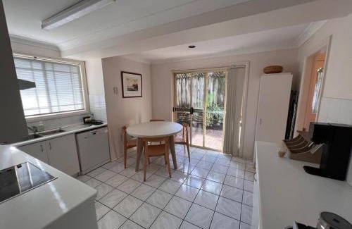 West Gosford Apartment | 3 Bedroom Town house near Gosford CBD Sleeps 6 plus