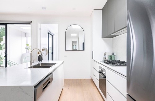 Brunswick West House | 3 Bedroom Townhouse- Free parking