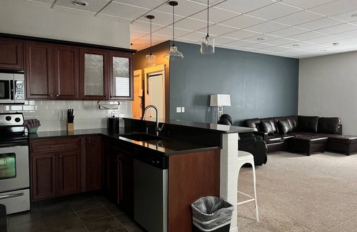 Watford City Apartment | 3 Bedroom with Jacuzzi and daily breakfast!