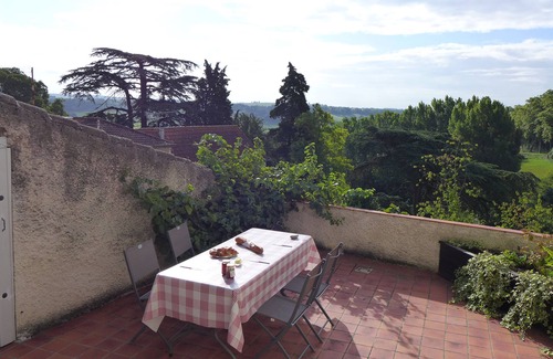 Saint-Clar House | 3 bedroomed house in beautiful arcaded square