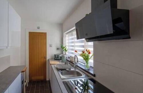 Stoke-on-Trent House | 3 Bedrooms - 3 Bathrooms incl 2 en-suites. Great for Family and Contractors. Long stays available. Alton Towers, Waterworld