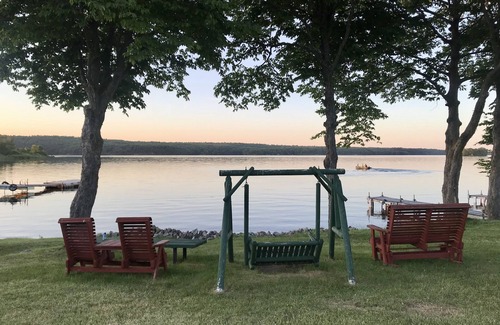 Rideau Lakes Cabin | 3 bedrooms Cozy Cabin on Westport Ontario, Family and pet friendly !