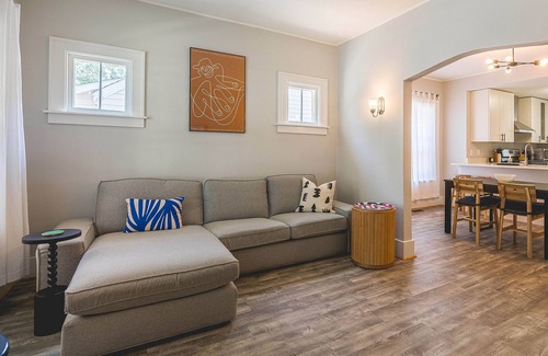 Ferndale House | 3 BLK walk to funky DT Ferndale 20 min drive to DT Detroit Hip Historic Home