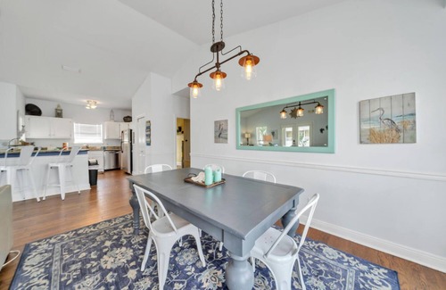 Clipper Cove House | 3 blks to beach! Front porch! Comm Pool heated 3/15-4/30, Crystal Beach