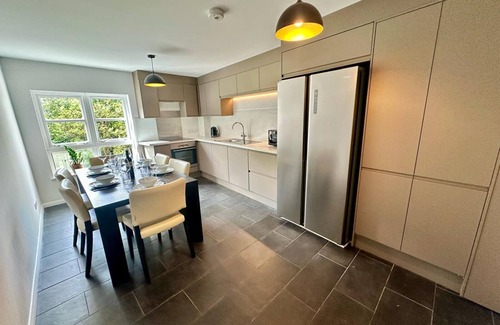 Bonnington Apartment | 3 Double Bedroom Flat in Perfect Location for Edinburgh Festival + Free Parking