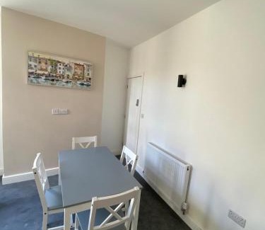 Castle Donington House | 3 Double Bedroom Home-Sleeps 8 - Castle Donnington