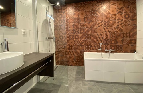 Emmen Hotel | 3 Ideal Unit Near Emmen City Attraction, Theme Parks & Nature Inspired Getaway