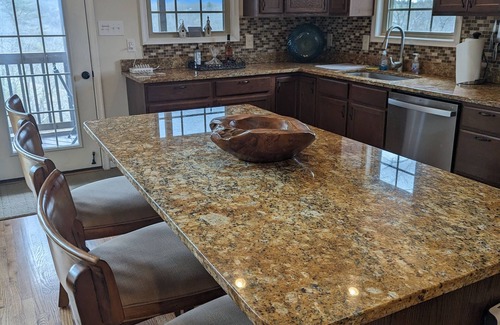 Front Royal Cabin | 3 KING Master Suites ~ Dog Friendly ~ 1 pm Ckout ~ Hiking ~ Firepit ~ VIEWS!