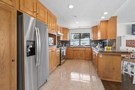 National City House | 3 Living Rooms - 5BR 4B with Yard