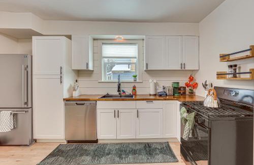 Youngstown Apartment | 3 Mi to Downtown Youngstown Updated Apartment