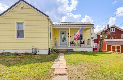 Tire Hill House | 3 Mi to Dtwn and Flood Museum Cozy Q Cottage