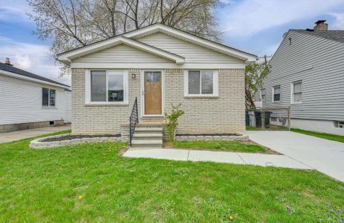Hazel Park House | 3 Mi to Dtwn Royal Oak Getaway with Fenced Yard!