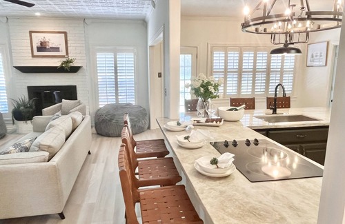 College Station House | 3 mi to Kyle Field, Farm house Ranchette, sleeps 20!
