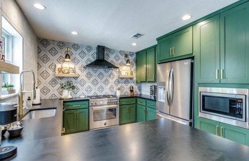 College Station House | 3 Mi to Kyle Field-Luxury 5 bedroom/4.5 Bath on 1.5 Acres-Fire Pit/Patio-3500 sf