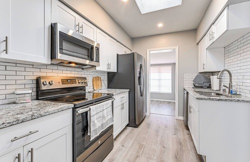 Venice Gardens House | 3 Mi to Venice Beach: Pet-Friendly Home w/Yard