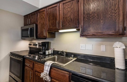 Biggs Field Hotel | 3 Pet-Friendly Units – Kitchenette, Free Breakfast & Swimming Pool