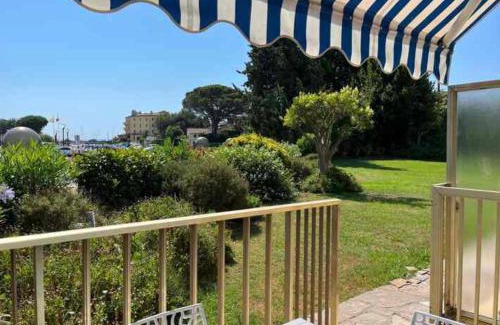 Mandelieu-la-Napoule Beach Apartment | 3 pièces avec piscine à 5 minutes à pied de la plage!