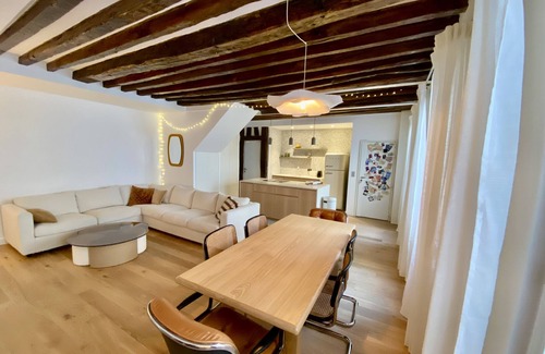 Quartier de la Porte-Saint-Denis Apartment | 3 Pièces Luxe Duplex. Coeur de Paris, Proche Gares de L'est et Nord.6 Couchages