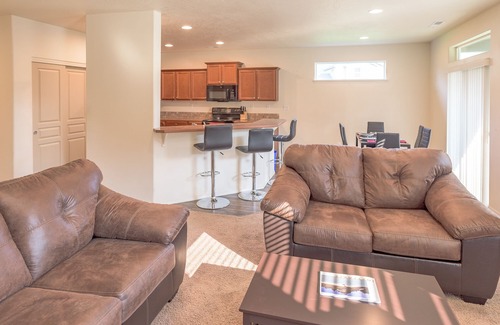 Old Farm District House | 30+ day rental in Bend w/private hot tub ~ Fireplace! Close to Old Mill!