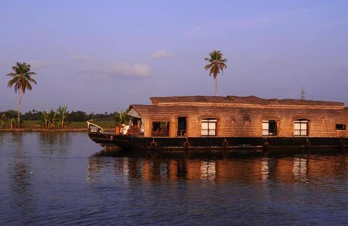 Alappuzha Boat Rental | 30 m² Houseboat ∙ 3 bedrooms ∙ 127 guests