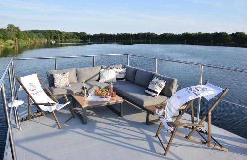 Psie Pole Boat Rental | 30 m² Houseboat ∙ 1 bedroom ∙ 4 guests