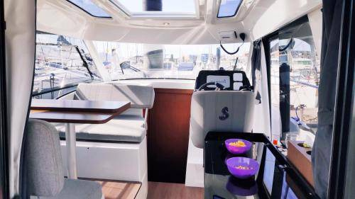 Getxo Boat Rental | 30 m² Houseboat ∙ 2 bedrooms ∙ 4 guests