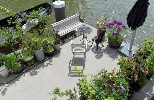Amsterdam East Boat Rental | 30 m² Houseboat ∙ 3 guests
