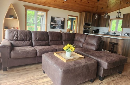 Tweed Cottage | 30% OFF Luxury Dom Chalet Waterfront on Stoco Lake