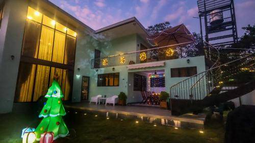 Coron House | 300 m² House ∙ 4 bedrooms ∙ 16 guests